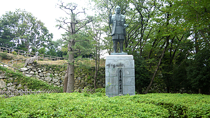 浜松城の徳川家康像