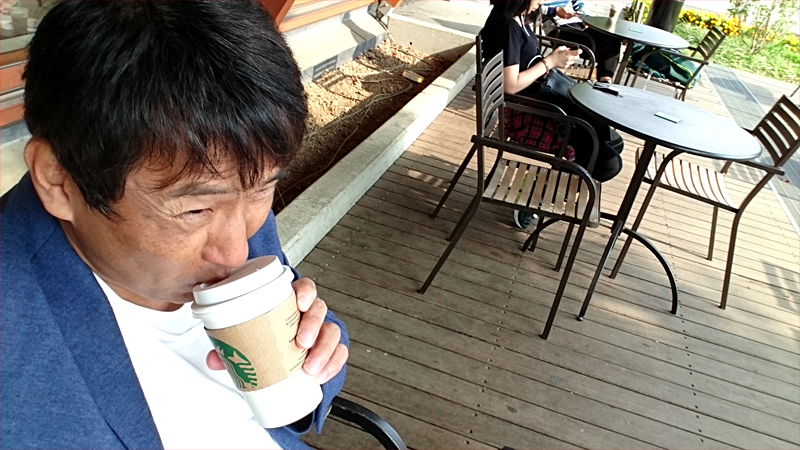 永田勝也コーヒーを飲む